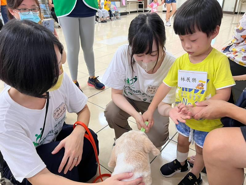 新北早療社區資源中心親子活動 Q萌治療犬 陪早療幼兒一起學習