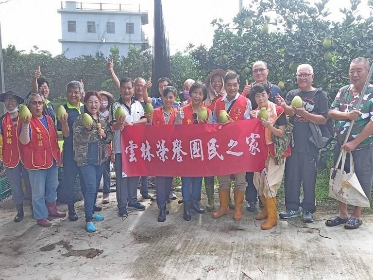 雲榮家雲榮服柚園採果　期待家屬佳節相聚分享