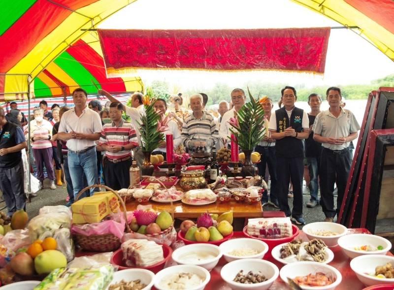 古廟普渡驚見土堤破裂！  古廟紀念碑岌岌可危 聖母廟呼籲政府協助