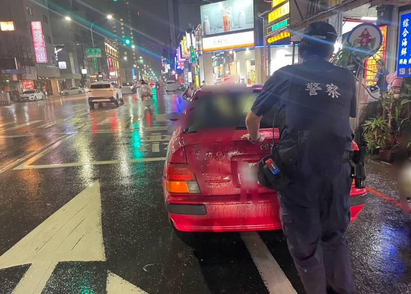 女車主夜間拋錨無奈顧路 員警冒雨推車救援助脫困