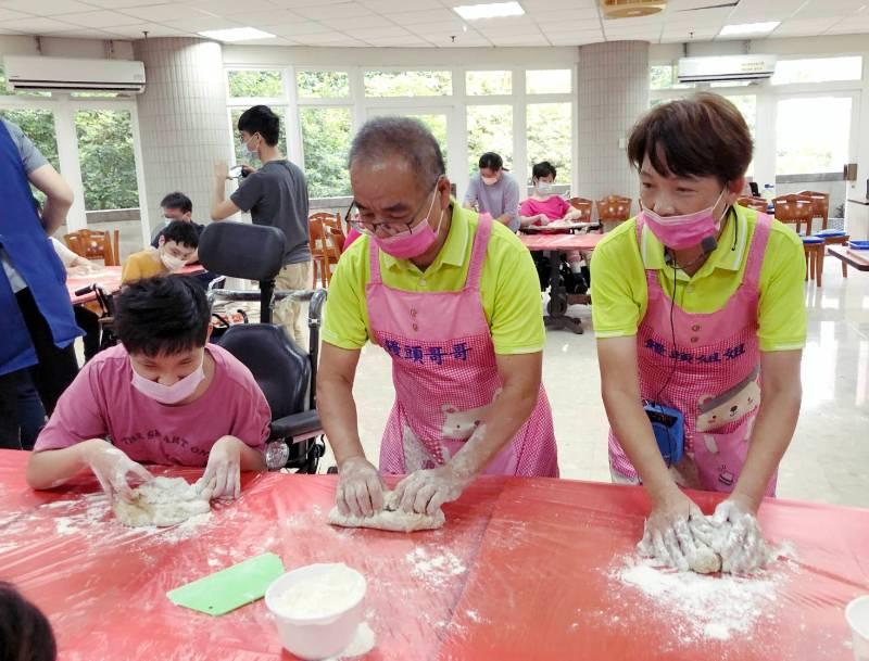 愛三心關懷協會媒合愛心饅頭夫妻檔 教導院生手作饅頭遇挫折不放棄