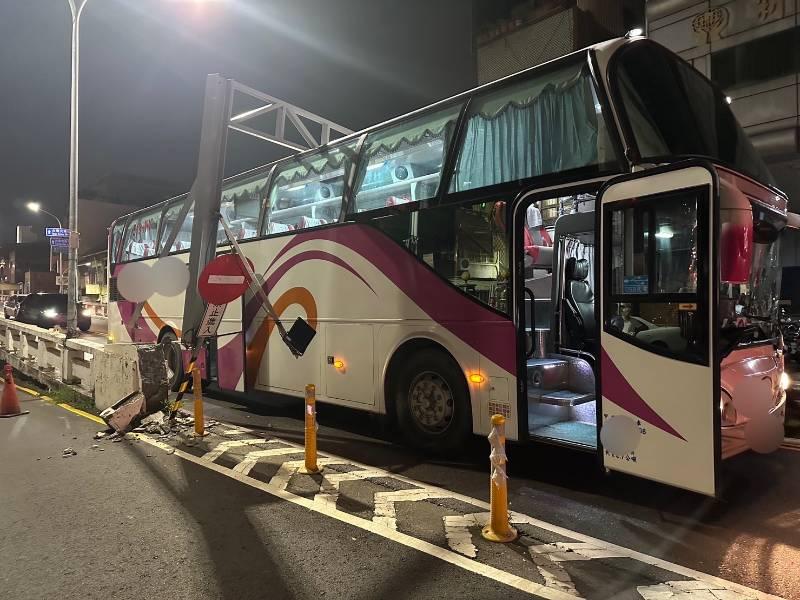 營大客車誤闖東門路橋造限高桿毀壞 警3小時排除復車