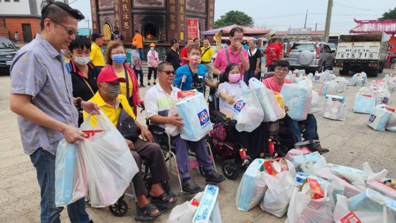 鹿耳重陽節物資發放與義剪贈送民生用品給獨老過重陽