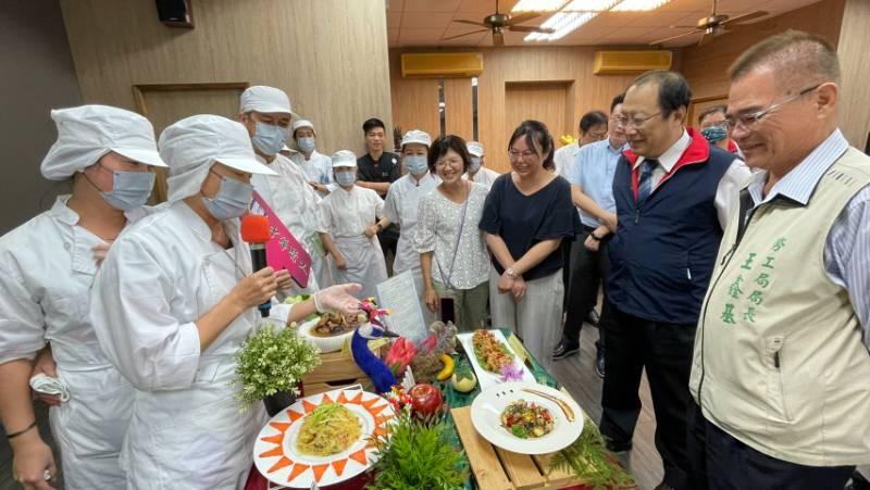 中華醫大銀髮料理培訓班結業 學員合力展美食學習成果