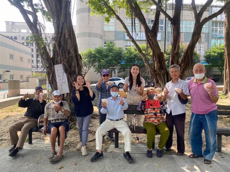 長照據點老寶貝們童心未泯  千禧公園搶和玉兔月亮合照 