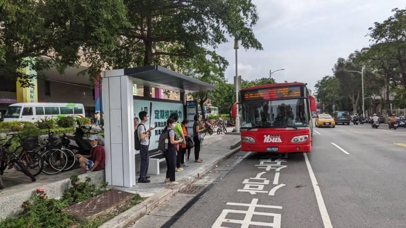 高市交通局新建50座公車候車亭及60座候車椅 提供更友善的乘車體驗