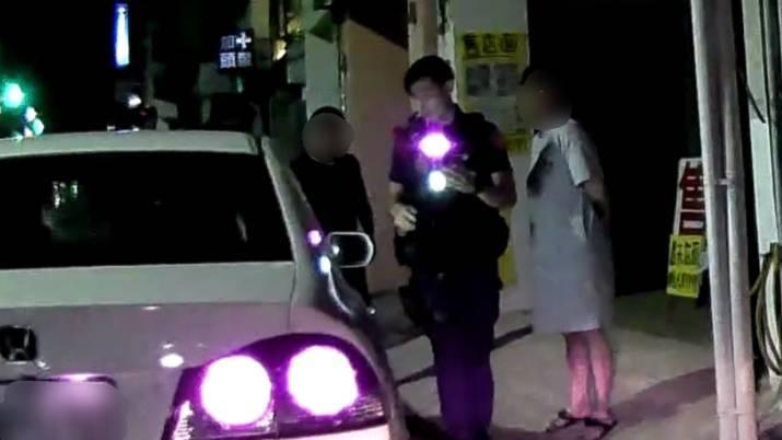 夜遊男女返家開車未開大燈  遭警攔檢起獲安毒送辦