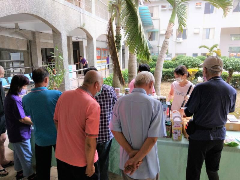 白河榮家邀彰化農場蒞家 關懷住民享食同歡