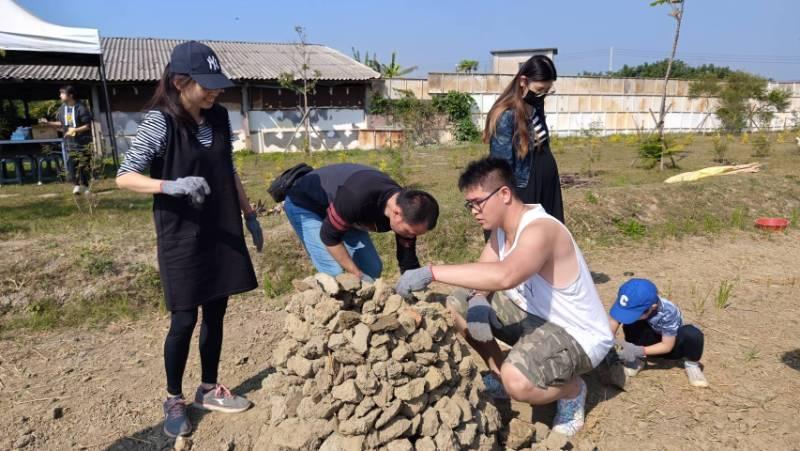 合鴨藝術園地夯焢窯樂 7旬翁帶兒孫回憶童趣事