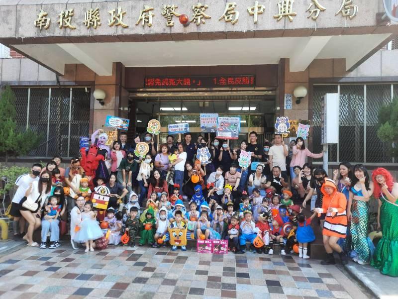 幼兒園小朋友萬聖節搗蛋 中興警送糖不忘預防犯罪扎根