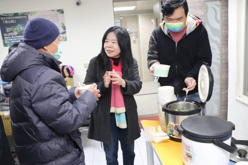 新北市街友外展中心「富山棧」提供熱食和熱水澡 讓街友吃湯圓過冬至