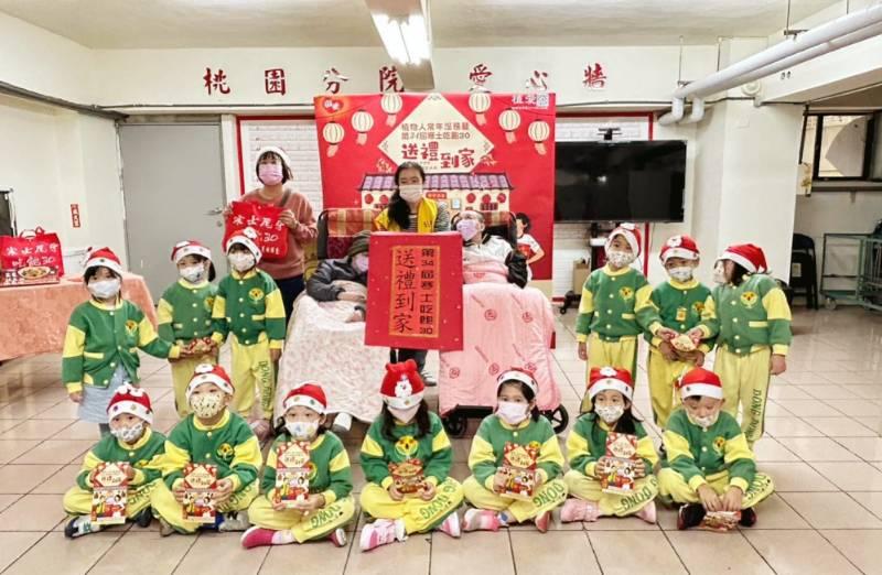 「寒士吃飽30」公益活動　萌娃妝扮Q版聖誕好人送暖桃園創世「送禮到家」