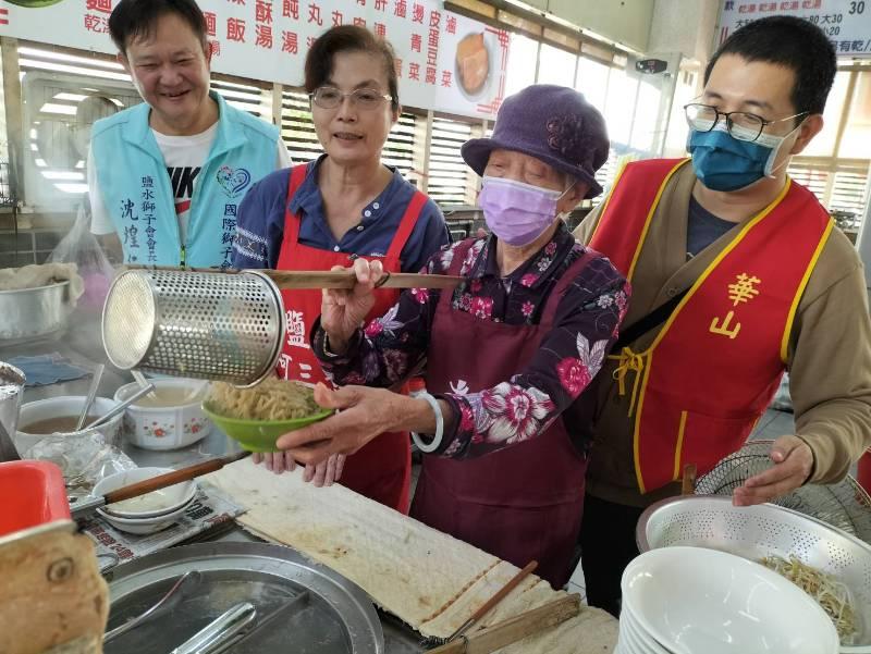 耆老1日店員挑戰 鹽水獅會×觀光美食城響應捐年菜