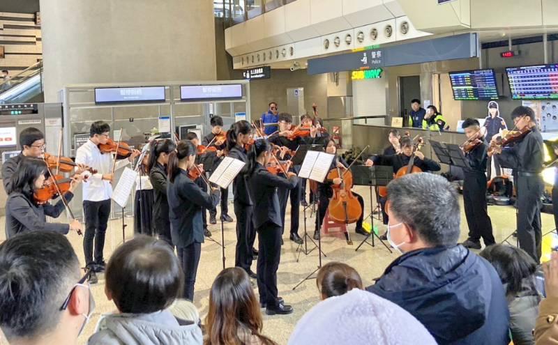 竹北紐倫堡弦樂團聖誕快閃演奏　高鐵新竹站旅人們與音樂邂逅