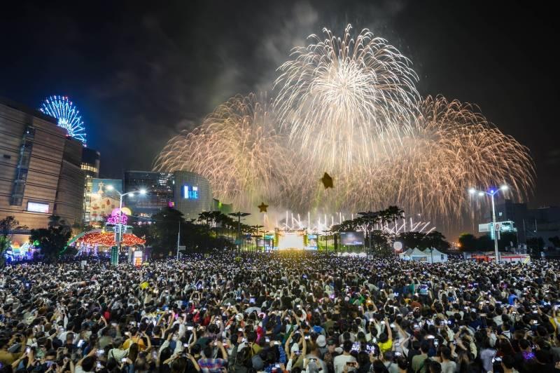 240秒璀璨煙火迎新年，跨年花火點亮高雄夜空 陳其邁與眾星共賀新年