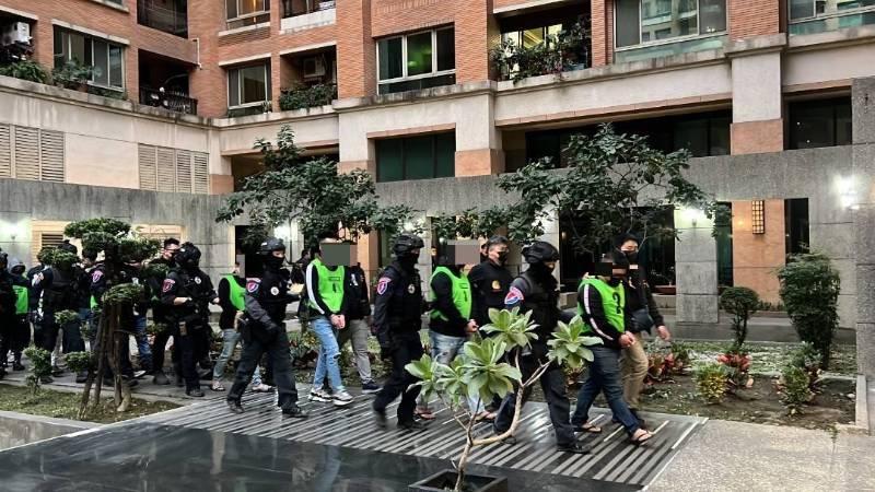 東港分局從天而降成功破獲11人詐騙集團及犯罪工具