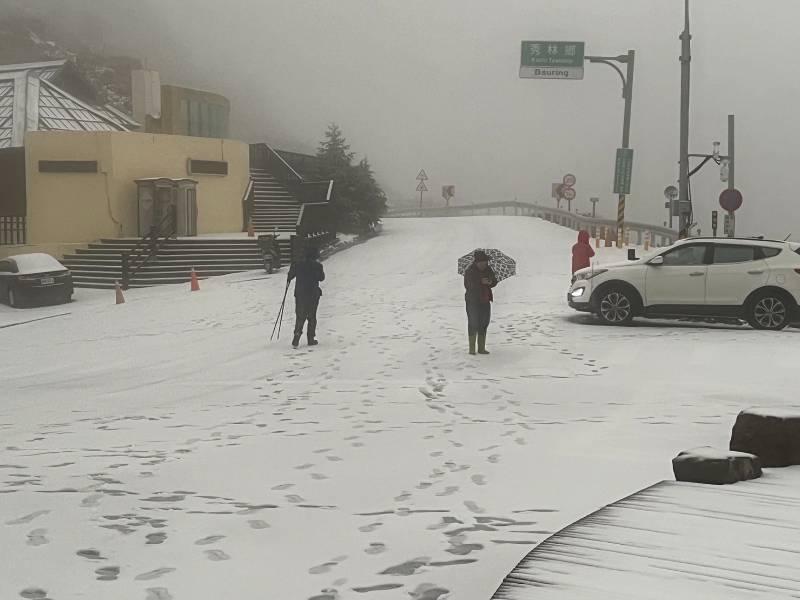 合歡山降雪限加掛雪鍊通行 水晶宮路段夜間封閉