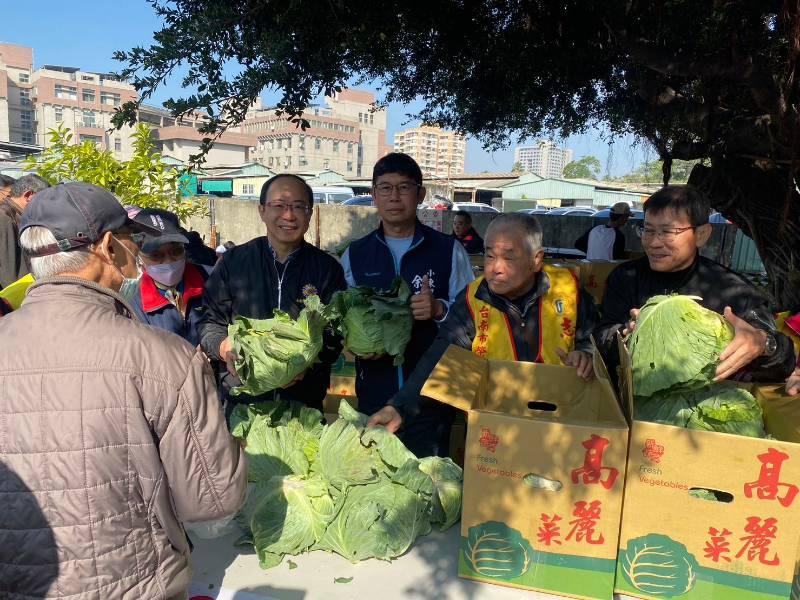 臺南榮欣志工隊愛心不落人後 響應小東里義賣 千顆高麗菜銷售一空