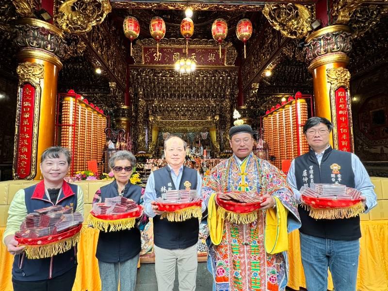 家樂福26日將120000份「一塊平安卡」吉祥物祈求「安平媽」開光加持