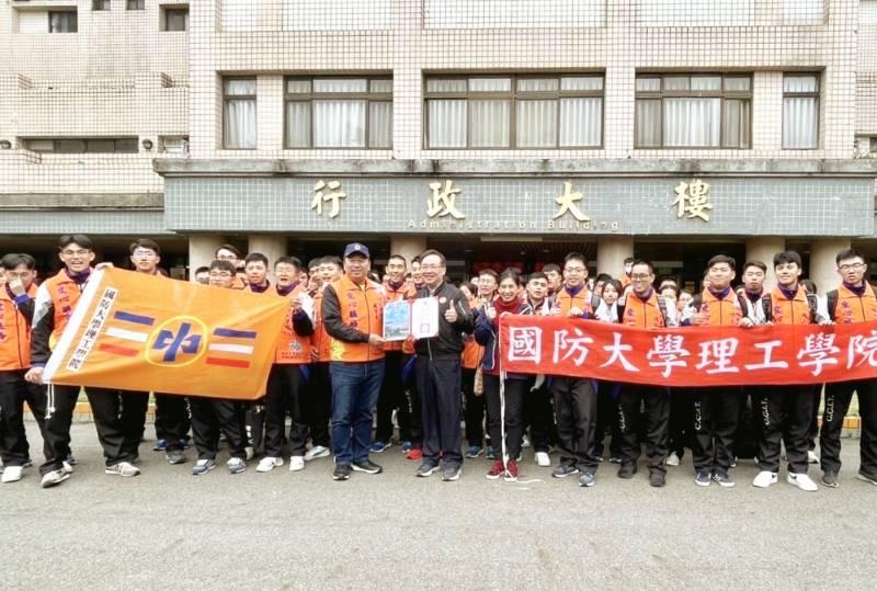 跨世代交流促進志願服務　國防大學理工學院學子陪伴八德榮家長輩青銀共融揮灑畫筆趣