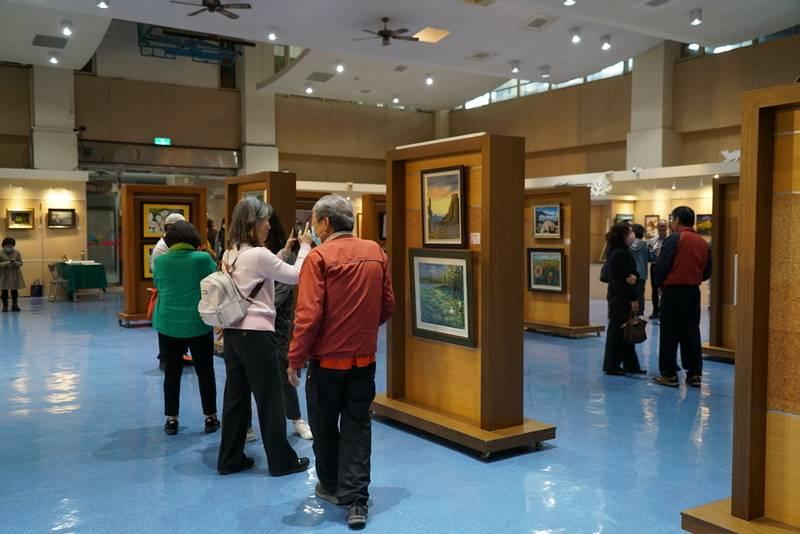 「百老繪：國立彰化師範大學長青學院藝術班師生聯展」 鹿港鎮圖書藝文中心開展 