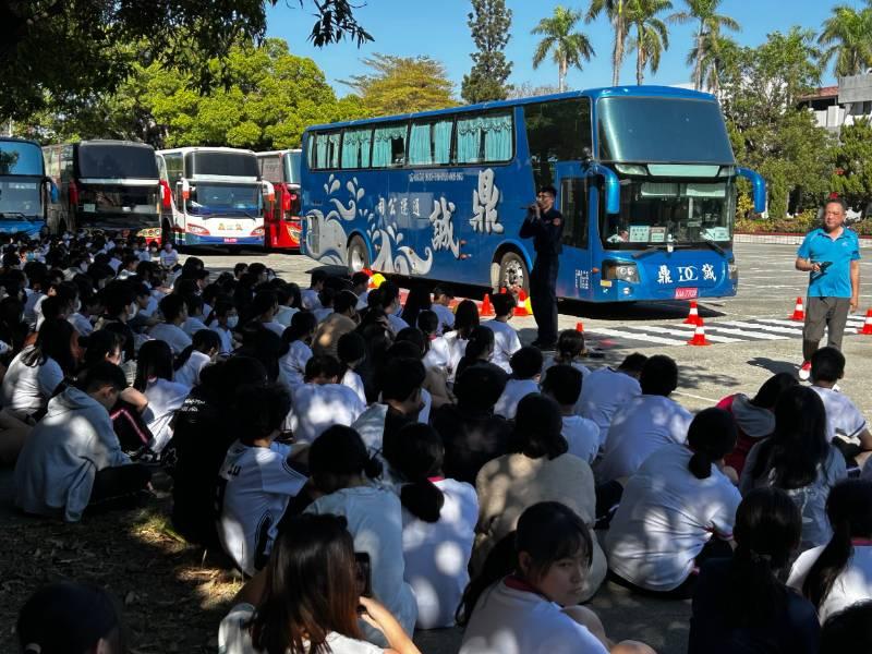 南警與監理站合辦校園安全行-大型車內輪差與視野死角體驗