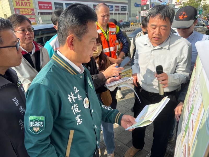 仁德區中山路與文德路口汽機車爭道危機四伏 立委林俊憲邀集相關單位會勘求解方