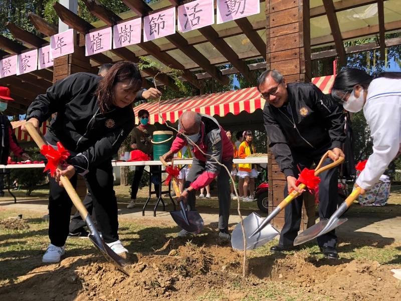 響應植樹節 白河榮家住民員工齊種樹綠美化家園