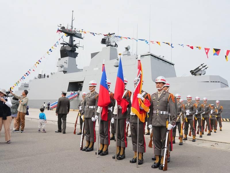 海軍敦睦艦隊新一代兵力軍艦抵台中港 中市府贈加菜金感謝保家衛國 