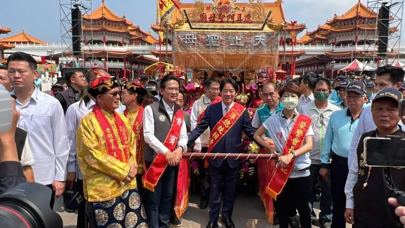 賴清德準總統回「娘」家  為台南土城香「鹿耳門媽」扶轎起駕