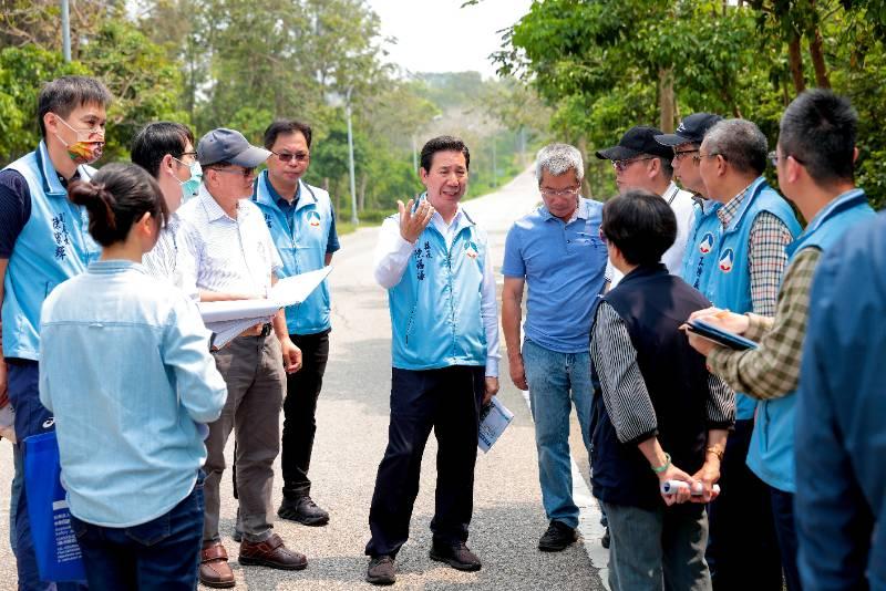 勘查金沙鎮沙青路拓寬 陳福海聽取在地意見 打造兼顧安全美化之路