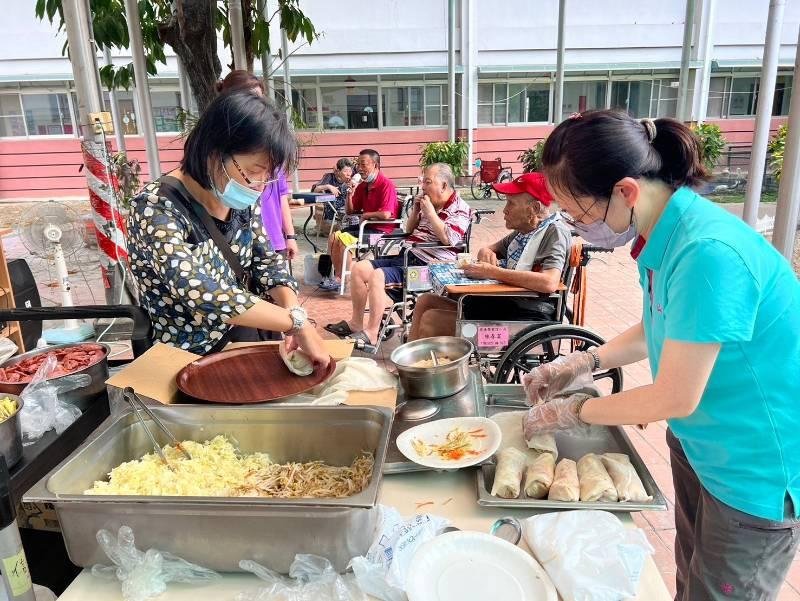 屏東榮家手做潤餅 住民長輩樂開懷