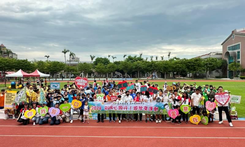 北台南家扶辦戶外運動會 百對親子溫暖相隨 餵食布丁表逹反哺恩情 