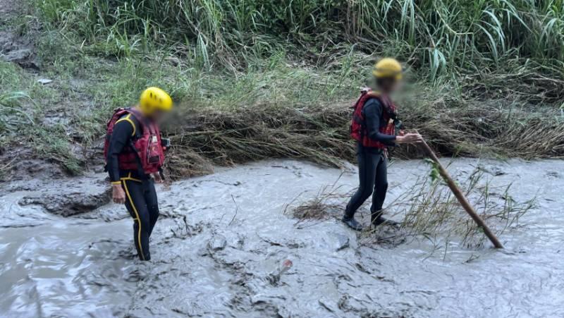 溪水暴漲婦人疑遭沖走  湖內警、消立即展開搜救