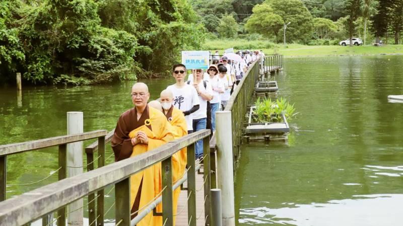 大悲觀音祈福健行　300人持咒繞行龍潭湖放流魚苗護生態