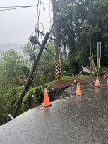 凱米狂襲南投逾5萬戶停電 台電風雨中搶修復電