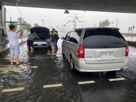 凱米颱風來襲暴雨淹水 東港警深入災區多次救援