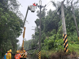 強颱凱米肆虐臺南 台電台南區處冒風雨全力搶修 深入山區修復中