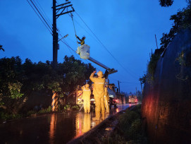 凱米颱入夜風雨不斷 白河六甲樹倒塌壓垮電線 台電新營區處加派人力全面迎戰 