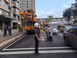 淡水中正東路2段大型吊車拋錨占道  交通局：交控中心、員警全力疏導交通