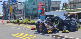 車禍路面散落碎片及油漬  湖內警一小時內迅速排除