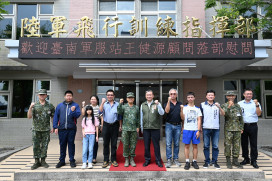 南市軍人服務站王健源顧問秋節慰問地區駐軍辛勞