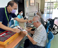 屏東榮家安排配鏡巡迴服務  關懷住民長輩視力健康