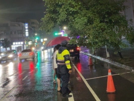 山陀兒颱狂風來襲 路樹傾斜警冒雨警戒通報相關單位處理