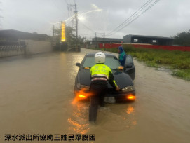 岡山分局暖警不畏風雨  守護民眾平安返家路