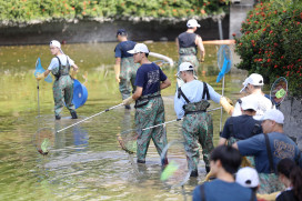 相隔15年清淤！成大學生下水開挖成功湖竟是這秘寶