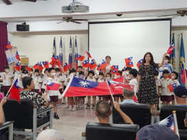 屏東榮家與大老師幼園小朋友歡慶雙十國慶