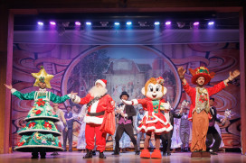 「童話耶誕」飄雪登場　與六福村北國耶誕老公公拍照圓夢想