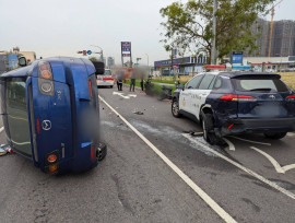 高雄小港警車遭追撞  處理車禍反成受害者