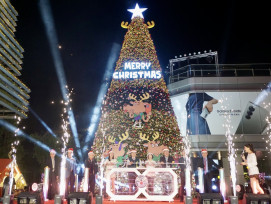 點亮南紡「MERRY CHRISTMAS聖誕FUN紡樂園」 董座捐160萬元助嬰兒之家購交通車